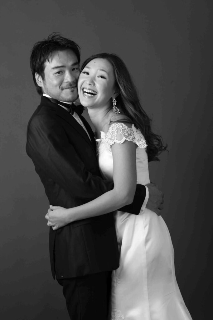 ドレスを着て2人の自然な婚約写真_エンゲージメントフォト