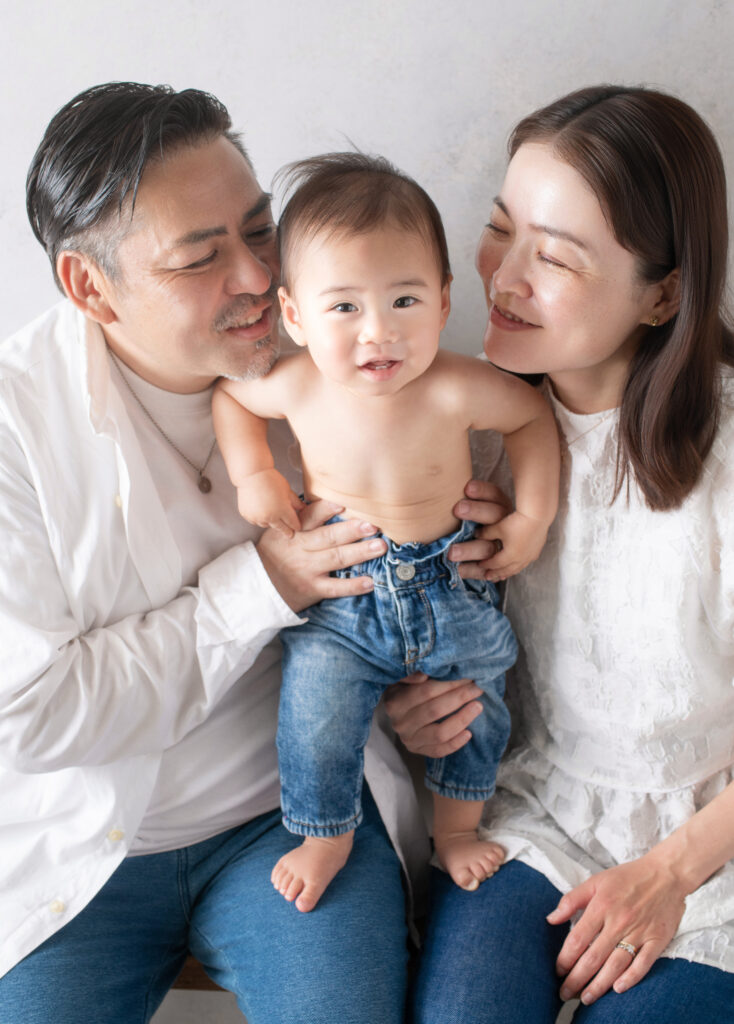 ファミリーフォト　男の子と両親