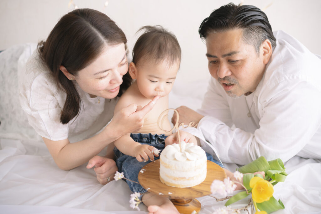 スマッシュケーキ　ケーキを食べる男の子と両親