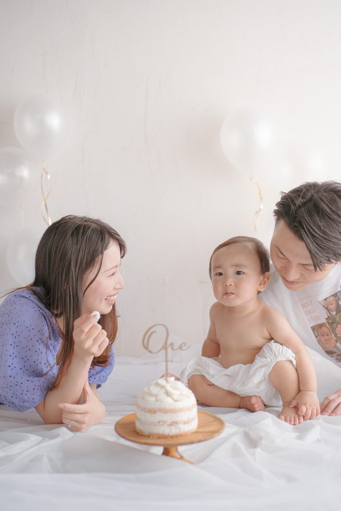 世田谷区の老舗スタジオで撮影した、1歳バースデーフォト　スマッシュケーキ
